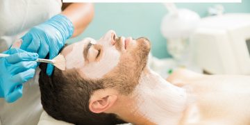 10 تا از بهترین مرکز پاکسازی پوست آقایان در تهران ✅【سال1403】❤️